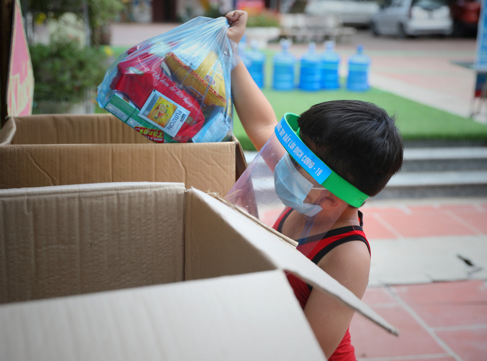 Cháu nhỏ được nhận quà Tết thiếu nhi (1/6) qua hình thức gián tiếp tại khu cách ly trường mầm non xã Việt Tiến, huyện Việt Yên. (Ảnh: Danh Lam/TTXVN)