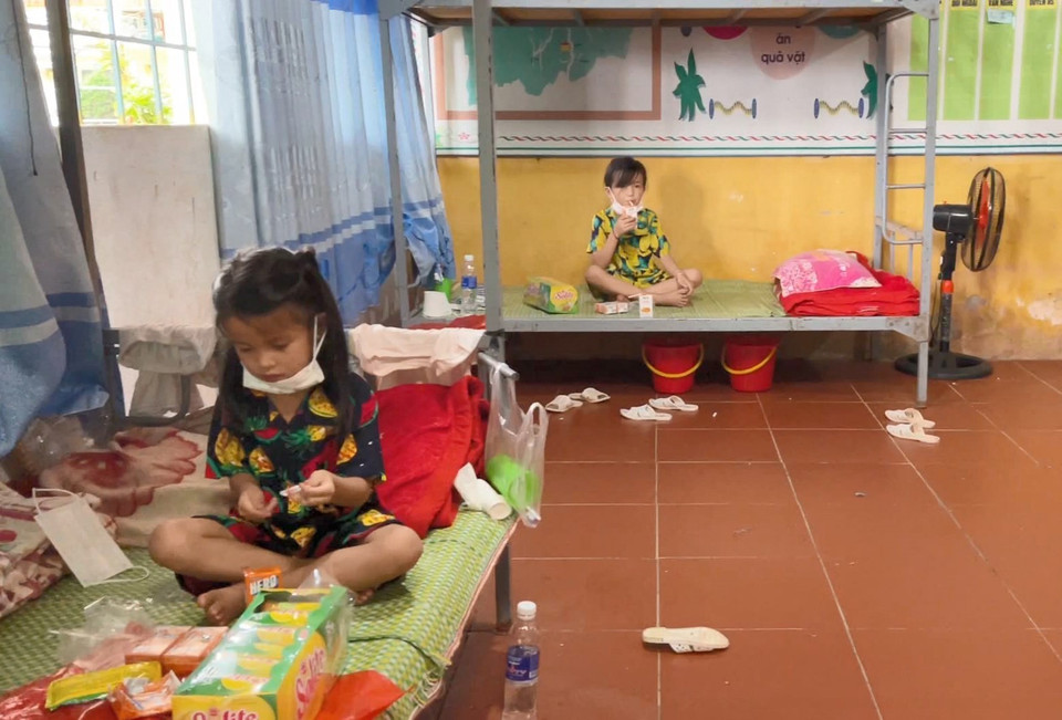 Các cháu học sinh đón Tết Thiếu nhi 1/6 trong Khu cách ly tập trung trên địa bàn huyện Nậm Pồ (tỉnh Điện Biên). (Ảnh: Xuân Tiến/TTXVN)