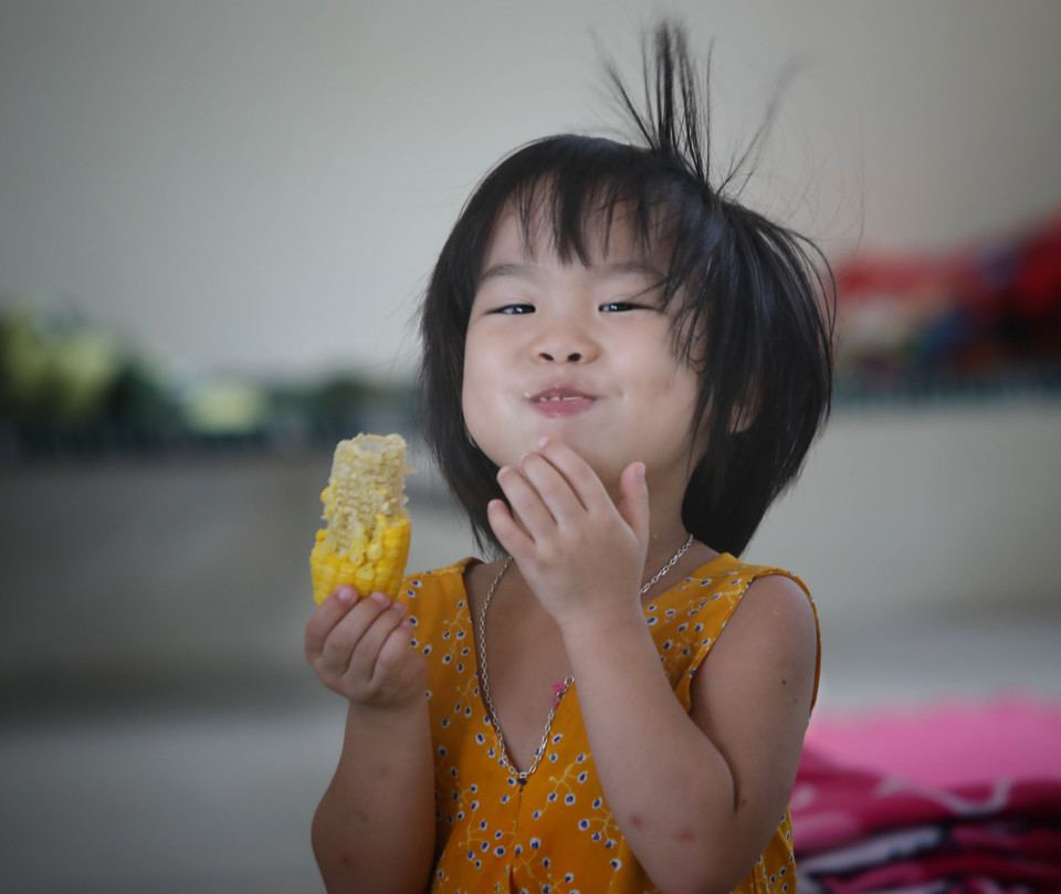 Một cháu nhỏ trong khu cách ly trường Mầm non xã Việt Tiến, huyện Việt Yên. (Ảnh: Danh Lam/TTXVN)