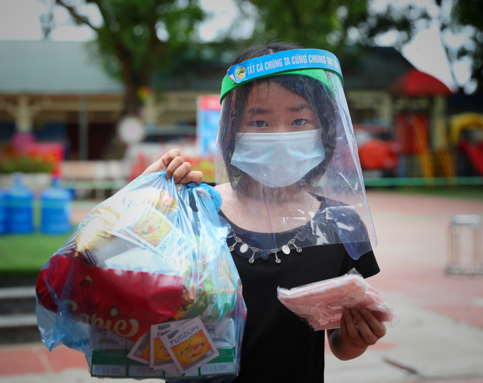 Cháu nhỏ được nhận quà Tết thiếu nhi (1/6) qua hình thức gián tiếp tại khu cách ly trường mầm non xã Việt Tiến, huyện Việt Yên. (Ảnh: Danh Lam/TTXVN)