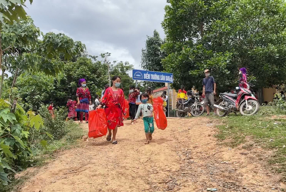 Dịp Tết Thiếu nhi 1/6, tại điểm trường Sân Bay (Trường Mầm non Si Pa Phìn, xã Si Pa Phìn, huyện Nậm Pồ, tỉnh Điện Biên) hơn 200 trẻ em trong bản và các bản lân cận đang thực hiện cách ly y tế trong cộng đồng cũng được nhận quà. (Ảnh: Xuân Tiến/TTXVN)