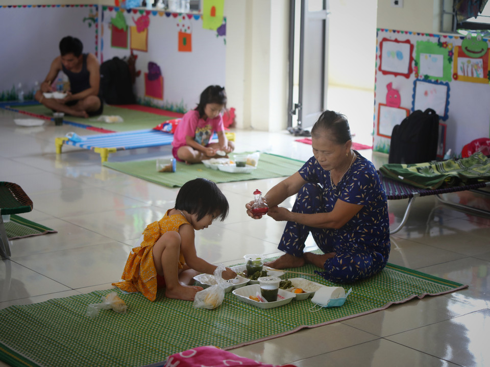 Các cháu nhỏ có khẩu phần ăn ngon hơn những ngày bình thường trong khu cách ly trường Mầm non xã Việt Tiến, huyện Việt Yên. (Ảnh: Danh Lam/TTXVN) 