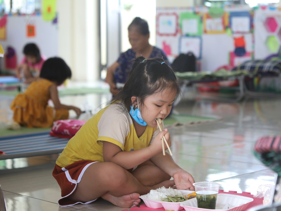 Các cháu nhỏ có khẩu phần ăn ngon hơn những ngày bình thường trong khu cách ly trường Mầm non xã Việt Tiến, huyện Việt Yên. (Ảnh: Danh Lam/TTXVN) 