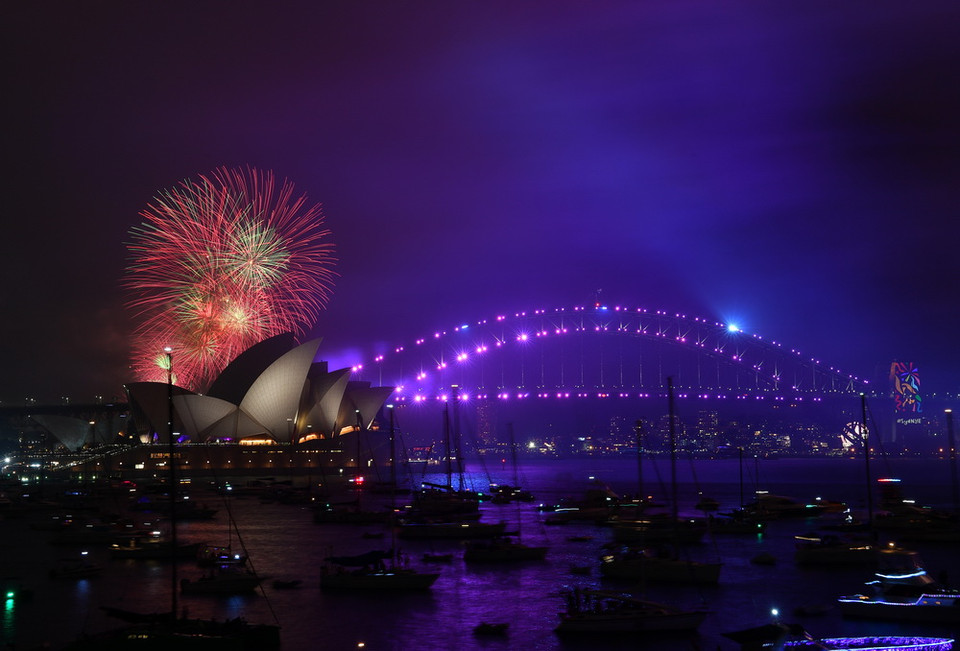 Tiết mục pháo hoa đầu tiên ở khu vực Cầu cảng Sydney được bắn lúc 21h (giờ địa phương) ngày 31/12. (Nguồn: AFP/TTXVN)