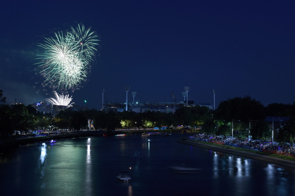 Tiết mục pháo hoa đầu tiên ở khu vực Cầu cảng Sydney được bắn lúc 21h (giờ địa phương) ngày 31/12. (Nguồn: AFP/TTXVN)