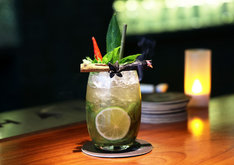Ly cocktail phở được pha từ các nguyên liệu chính tạo nên ly cocktail, kết hợp cùng nhiều loại thảo mộc và gia vị cho mùi thơm giống như đang “uống” một bát phở. (Ảnh: Hồng Đạt/TTXVN)