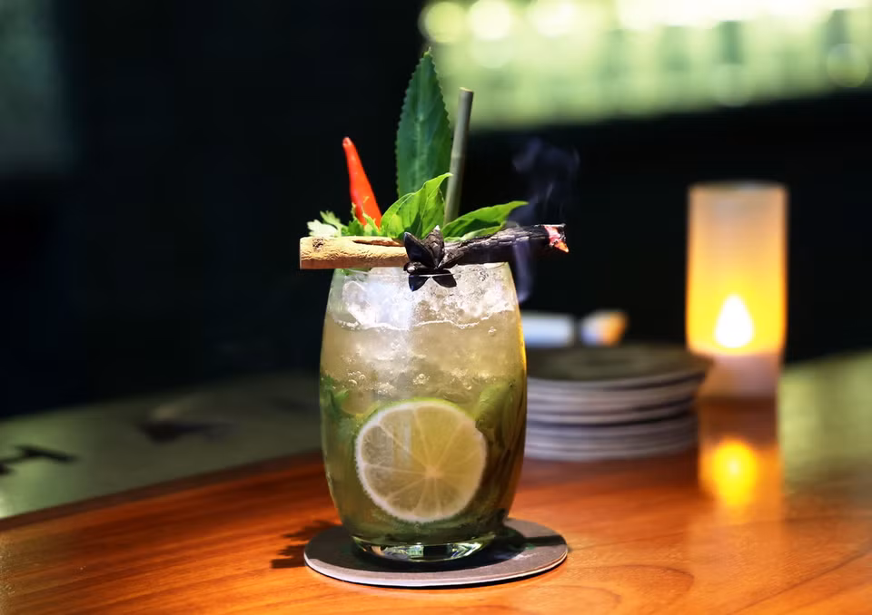 Ly cocktail phở được pha từ các nguyên liệu chính tạo nên ly cocktail, kết hợp cùng nhiều loại thảo mộc và gia vị cho mùi thơm giống như đang “uống” một bát phở. (Ảnh: Hồng Đạt/TTXVN)