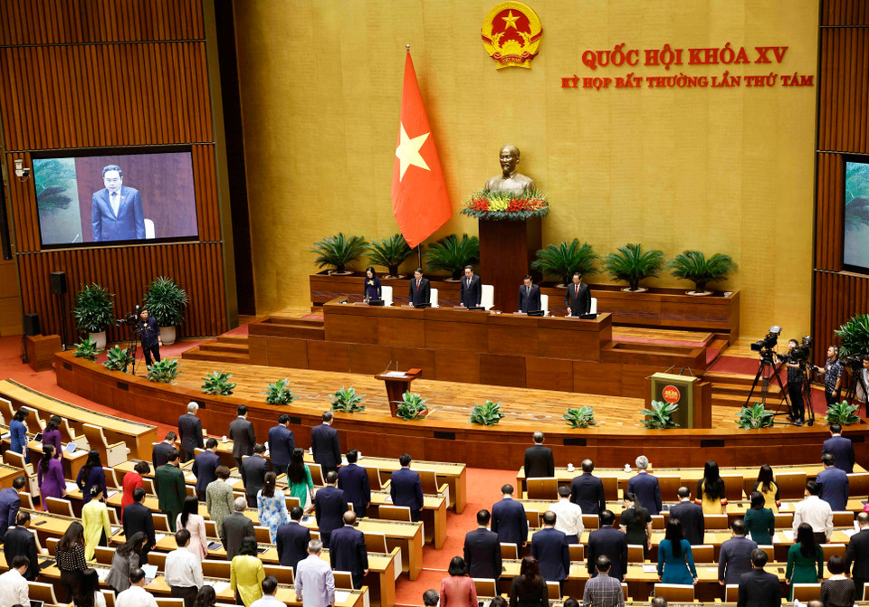 Các đại biểu dành một phút tưởng niệm cố Tổng Bí thư Nguyễn Phú Trọng. (Ảnh: Doãn Tấn/TTXVN)