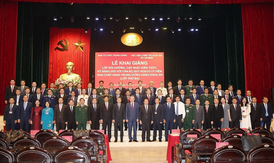 Tổng Bí thư, Chủ tịch nước Tô Lâm và các đại biểu cùng cán bộ, giảng viên, học viên lớp bồi dưỡng chụp ảnh chung. (Ảnh: Trí Dũng/TTXVN)