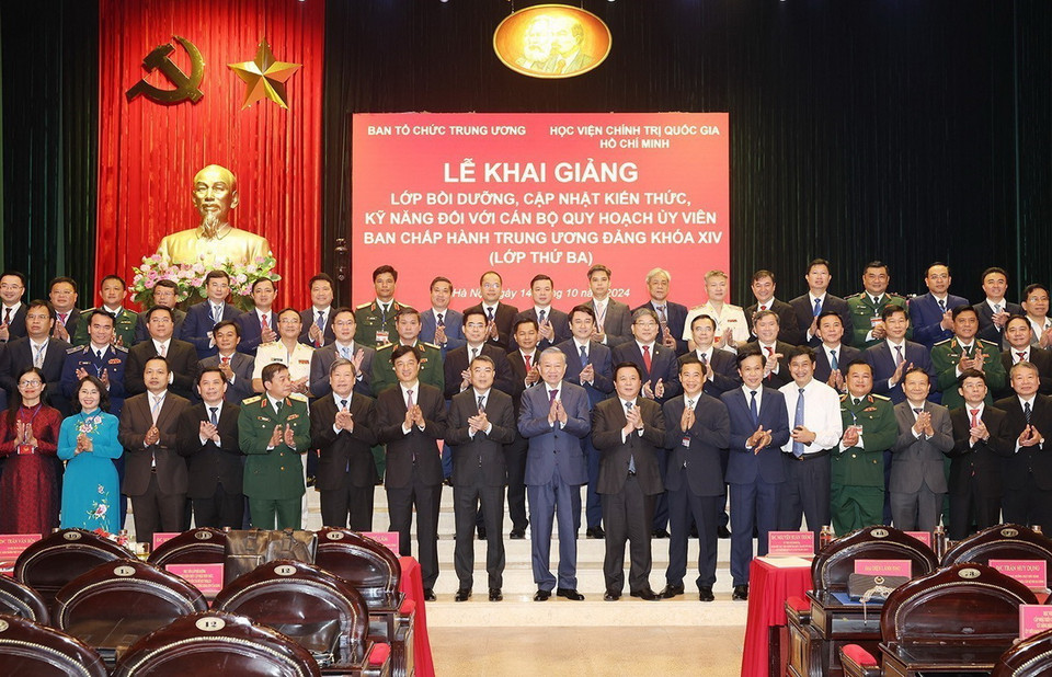 Tổng Bí thư, Chủ tịch nước Tô Lâm và các đại biểu cùng cán bộ, giảng viên, học viên lớp bồi dưỡng chụp ảnh chung. (Ảnh: Trí Dũng/TTXVN)