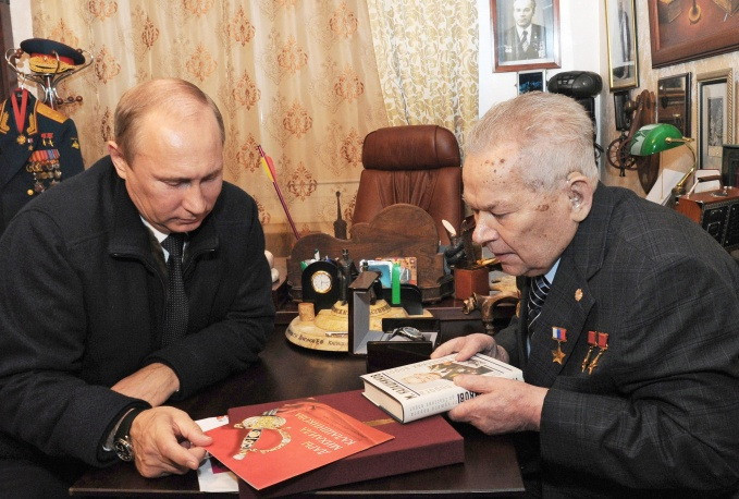 Mikhail Kalashnikov và Tổng thống Putin.