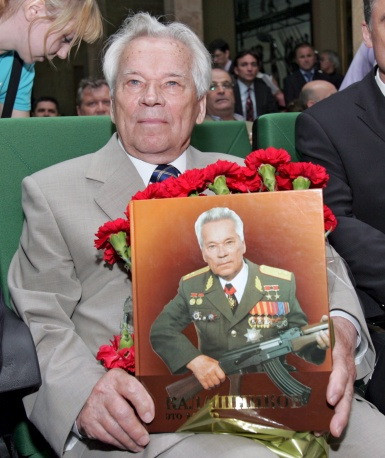 Mikhail Kalashnikov còn là tác giả của nhiều cuốn sách giá trị.