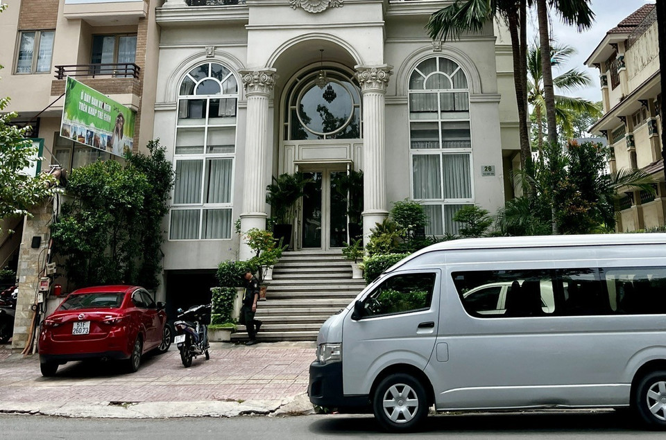 Căn biệt thự của bà Nguyễn Thị Như Loan, Tổng Giám đốc Công ty cổ phần Quốc Cường Gia Lai tại số 26 đường Trần Quốc Thảo, Quận 3, Thành phố Hồ Chí Minh trong thời gian lực lượng chức năng thực hiện khám xét vào ngày 19/7/2024.(Ảnh: Thanh Vũ/TTXVN)