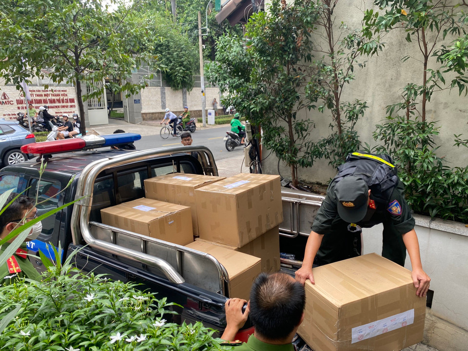 Lực lượng chức năng thu giữ nhiều hồ sơ, tài liệu từ nhà bà Nguyễn Thị Như Loan, Tổng Giám đốc Công ty cổ phần Quốc Cường Gia Lai tại số 26 đường Trần Quốc Thảo, Quận 3, Thành phố Hồ Chí Minh vào chiều 19/7/2024. (Ảnh: Thanh Vũ/TTXVN)