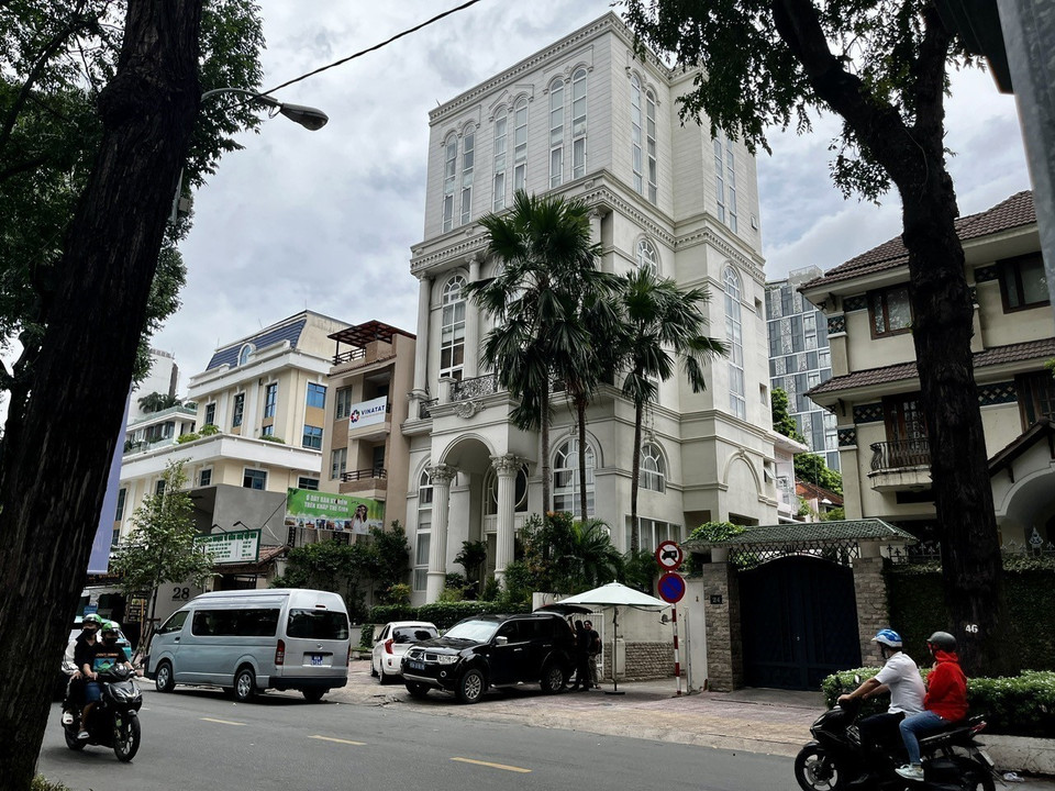 Căn biệt thự của bà Nguyễn Thị Như Loan, Tổng Giám đốc Công ty cổ phần Quốc Cường Gia Lai tại số 26 đường Trần Quốc Thảo, Quận 3, Thành phố Hồ Chí Minh trong thời gian lực lượng chức năng thực hiện khám xét vào ngày 19/7/2024.(Ảnh: Thanh Vũ/TTXVN)