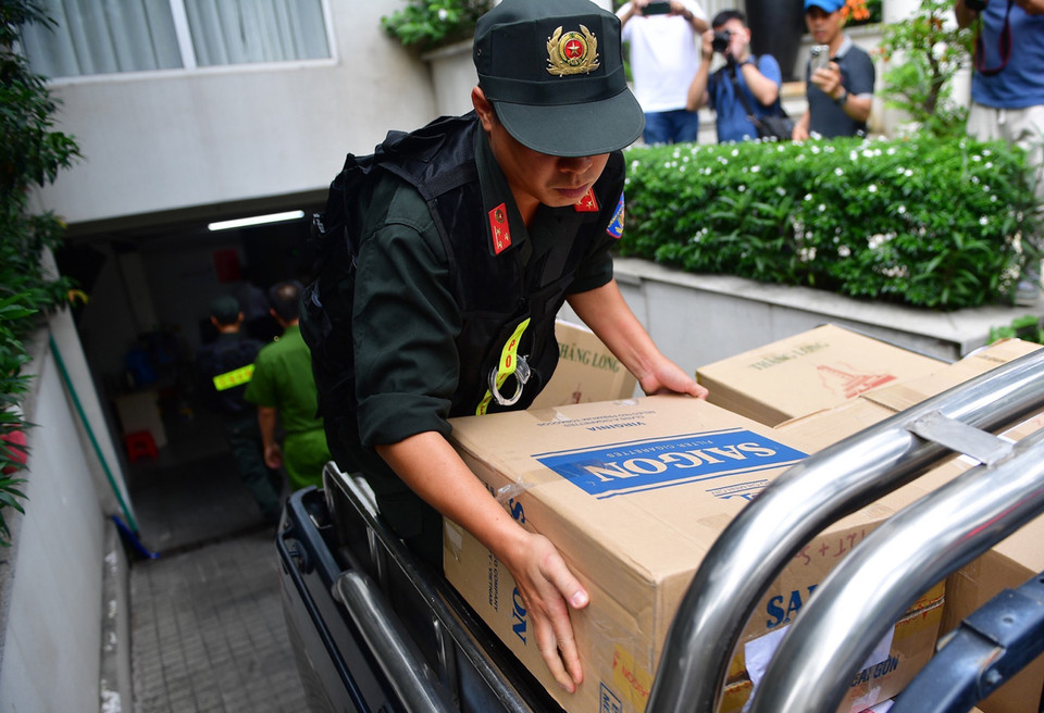 Lực lượng chức năng thu giữ nhiều hồ sơ, tài liệu từ nhà bà Nguyễn Thị Như Loan, Tổng Giám đốc Công ty cổ phần Quốc Cường Gia Lai tại số 26 đường Trần Quốc Thảo, Quận 3, Thành phố Hồ Chí Minh vào chiều 19/7/2024. (Ảnh: Thanh Vũ/TTXVN)