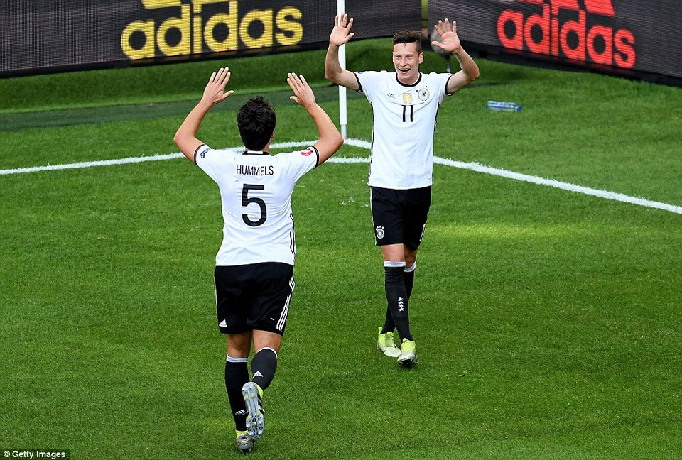 ... ấn định chiến thắng 3-0 cho Đức, qua đó giành vé vào vòng tứ kết.