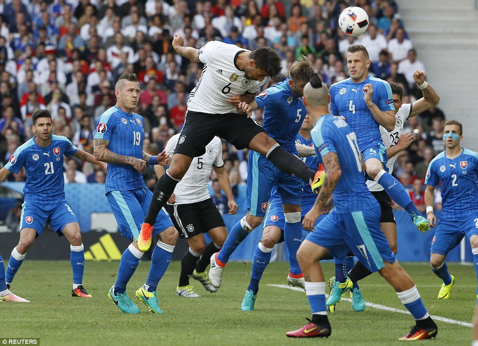 Sau tình huống đá, Đức dồn lên tấn công.