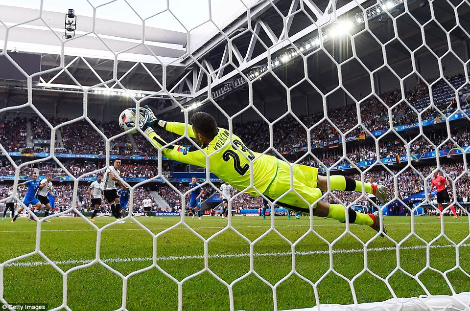 Oezil cũng chính là cầu thủ đầu tiên của Đức sút hỏng penalty ở Euro.