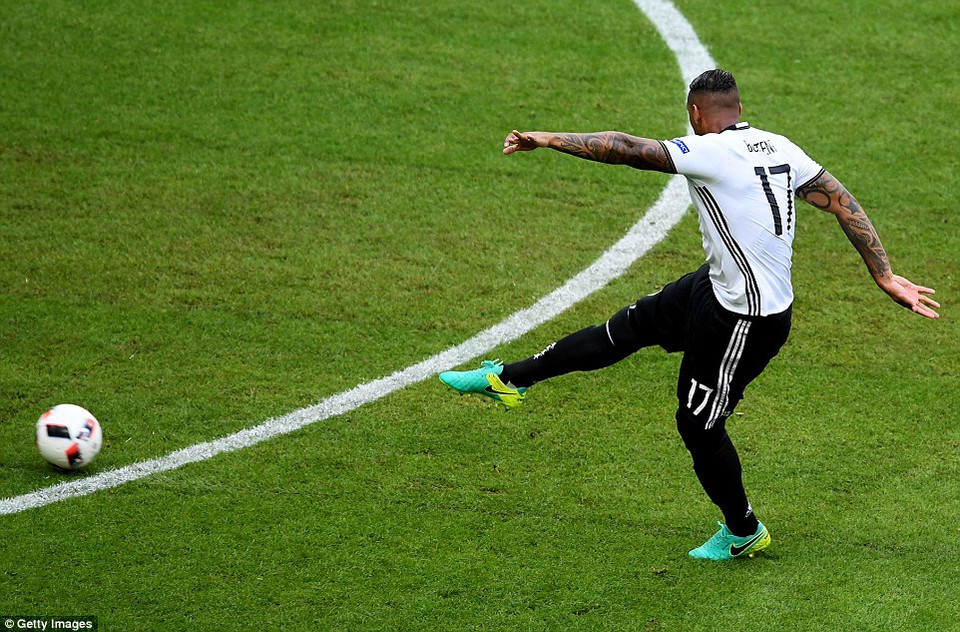 Ngay phút thứ 8, Boateng đã thực hiện cú sút từ ngoài vòng cấm.