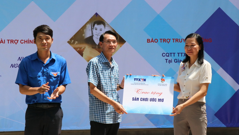 Đại diện Cơ quan thường trú TTXVN tại tỉnh Gia Lai trao tặng Sân chơi ước mơ cho Điểm trường Ja Jip thuộc Trường Tiểu học Trần Quốc Tuấn, xã Chư Drăng, huyện Krông Pa. (Ảnh: TTXVN)