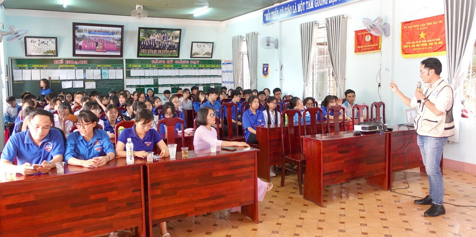 Các đoàn viên thanh niên của Trường THCS Tôn Đức Thắng (TP. Pleiku) tham gia buổi chia sẻ Nói không với Fake News. (Ảnh: TTXVN)
