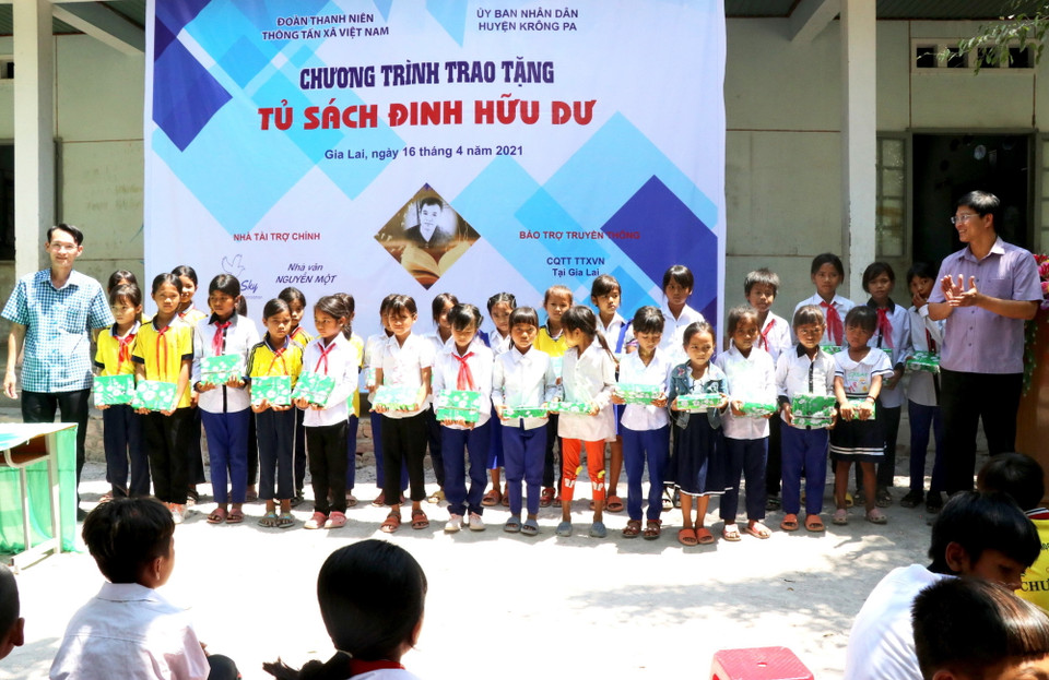 Đoàn cơ sở Cơ quan TTXVN tặng tủ sách Đinh Hữu Dư cho Điểm trường Ja Jip thuộc Trường Tiểu học Trần Quốc Tuấn, xã Chư Drăng, huyện Krông Pa, tỉnh Gia Lai. (Ảnh: TTXVN)