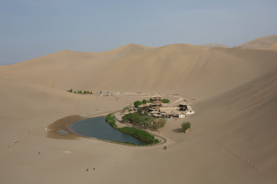 Ốc đảo nằm bên bờ hồ bán nguyệt Yueyaquan tại Đôn Hoàng, thuộc tỉnh Cam Túc, phía Tây Bắc Trung Quốc. Đôn Hoàng từng là trung tâm của con đường tơ lụa, nơi tập trung buôn bán giữa Trung Quốc và phương Tây, nay đã bị sa mạc hóa. (Nguồn: AFP)