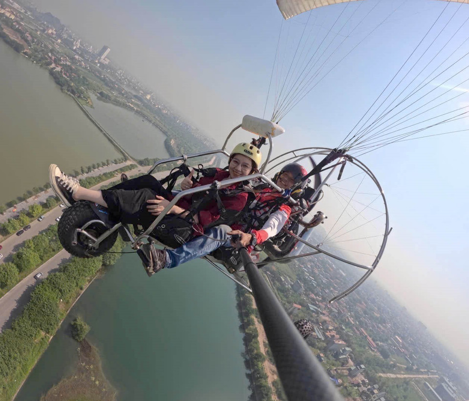 Du khách trải nghiệm bộ môn dù lượn tại Ninh Bình. (Ảnh: Thùy Dung/TTXVN)