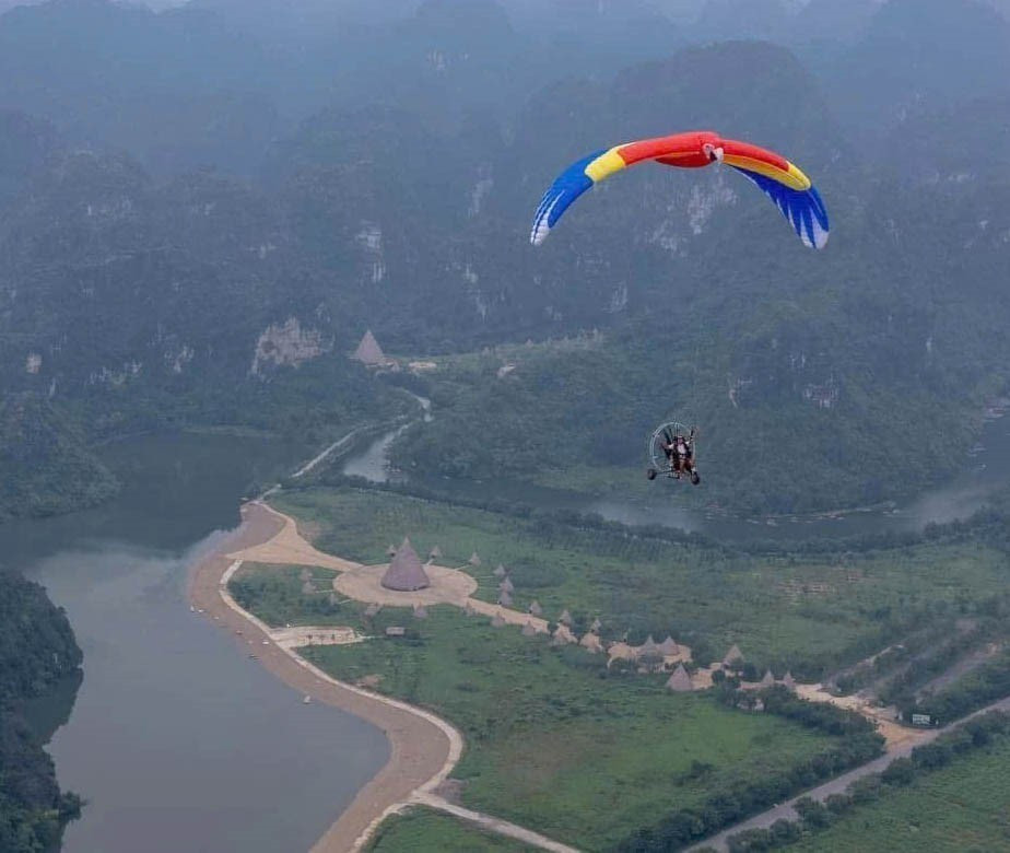 Du khách trải nghiệm bộ môn dù lượn tại Ninh Bình. (Ảnh: Thùy Dung/TTXVN)