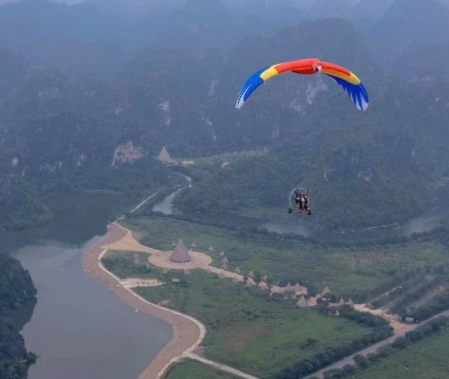 Du khách trải nghiệm bộ môn dù lượn tại Ninh Bình. (Ảnh: Thùy Dung/TTXVN)