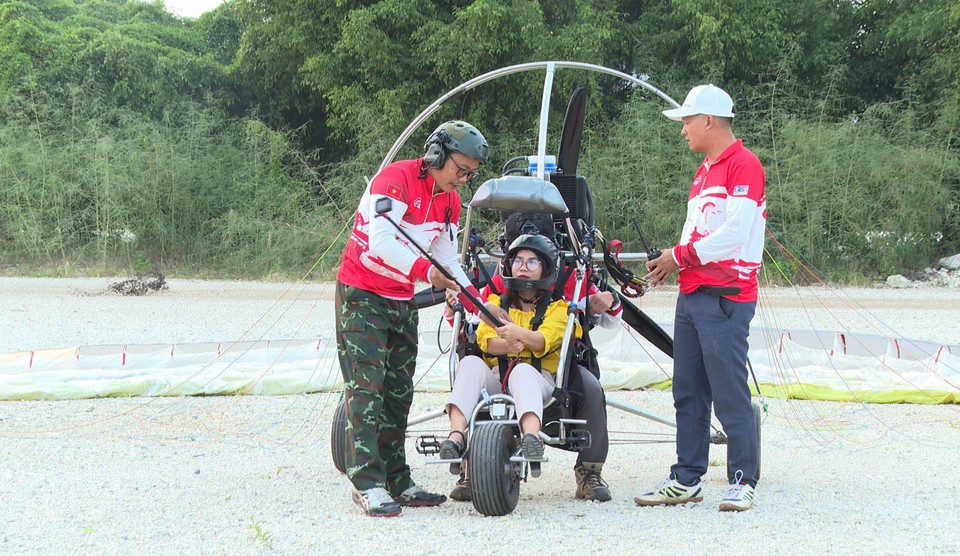 Du khách trải nghiệm bộ môn dù lượn tại Ninh Bình. (Ảnh: Thùy Dung/TTXVN)