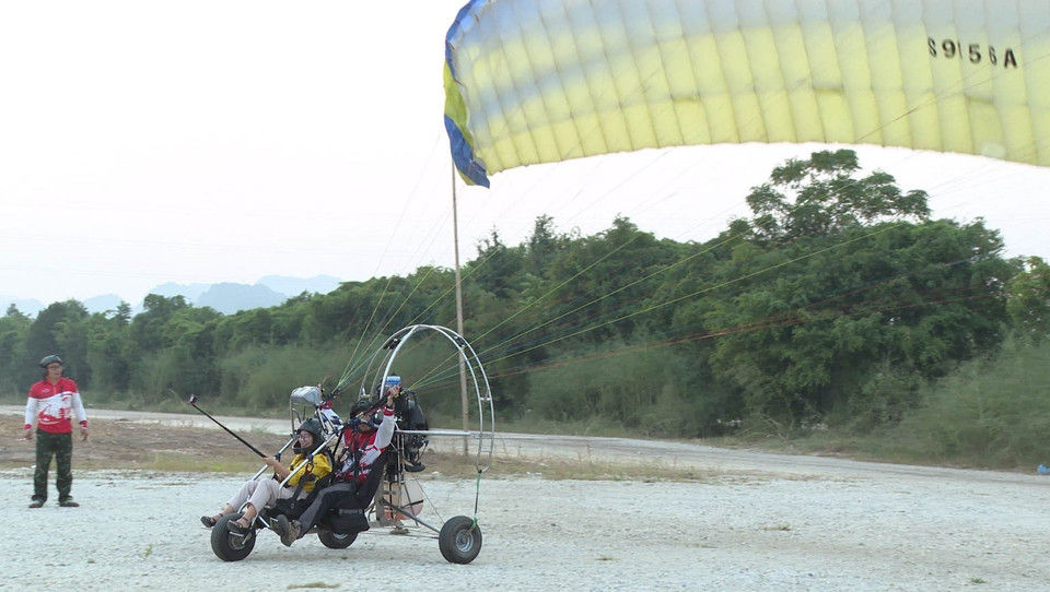 Du khách trải nghiệm bộ môn dù lượn tại Ninh Bình. (Ảnh: Thùy Dung/TTXVN)