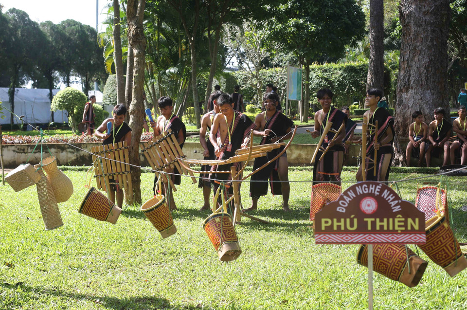 Nghệ nhân diễn tấu nhạc cụ dân tộc. (Ảnh: Hồng Điệp/TTXVN)