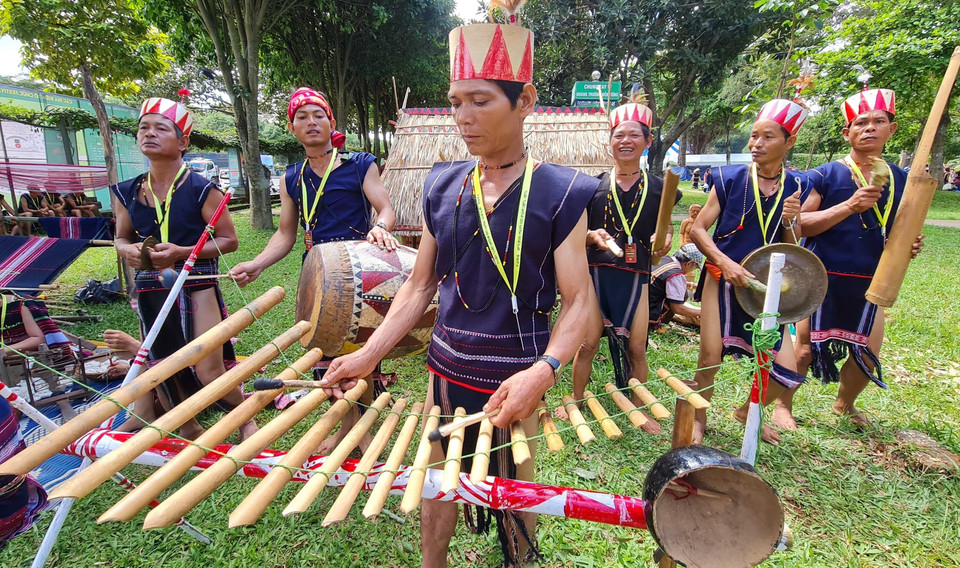 Nghệ nhân diễn tấu nhạc cụ dân tộc. (Ảnh: Hồng Điệp/TTXVN)