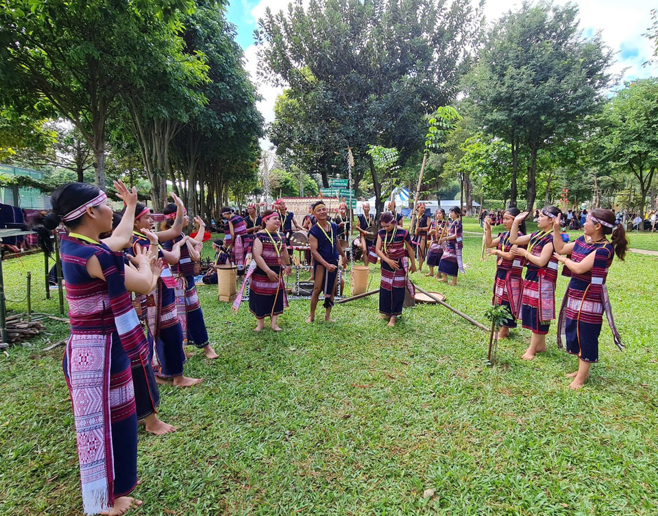 Các nghệ nhân biểu diễn múa xoang. (Ảnh: Hồng Điệp/TTXVN)