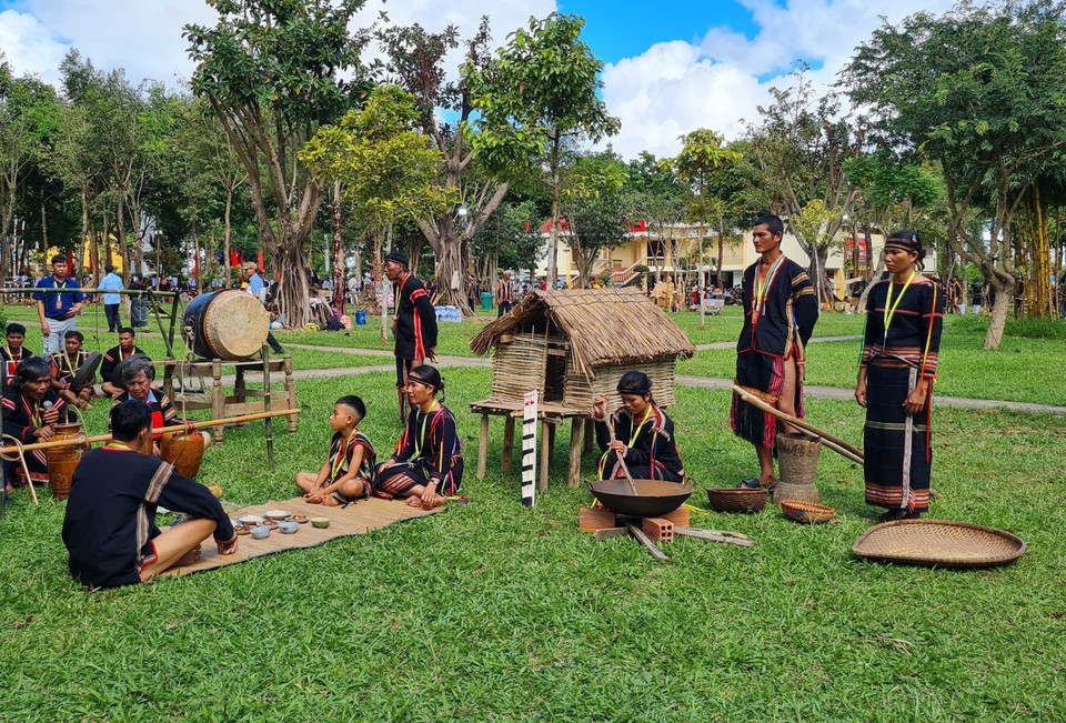 Tái hiện cúng nhà mới của dân tộc Jrai, tỉnh Gia Lai. (Ảnh: Hồng Điệp/TTXVN)