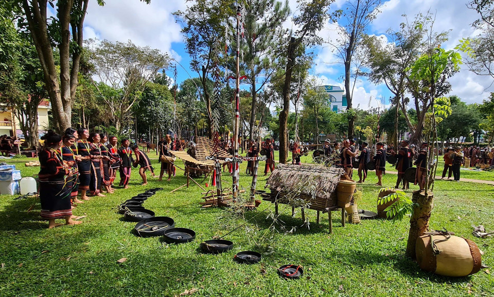 Diễn tấu cồng chiêng. (Ảnh: Hồng Điệp/TTXVN)