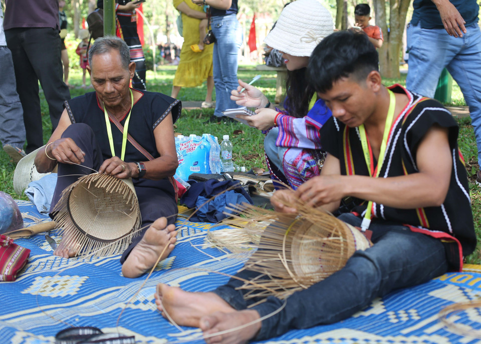 Nghệ nhân đan lát. (Ảnh: Hồng Điệp/TTXVN)