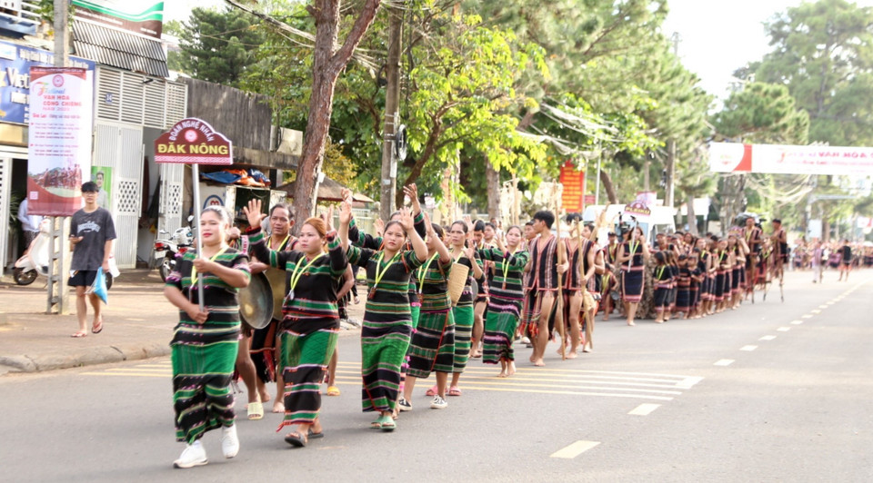 Đoàn nghệ nhân của tỉnh Đắk Nông tham gia Lễ hội đường phố tỉnh Gia Lai năm 2023. Ảnh: Quang Thái- TTXVN