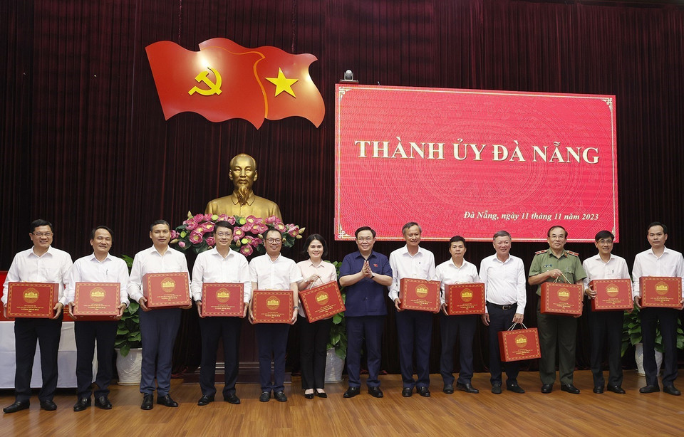 Chủ tịch Quốc hội Vương Đình Huệ tặng quà lưu niệm Ban Thường vụ Thành ủy Đà Nẵng. (Ảnh: Doãn Tấn/TTXVN)