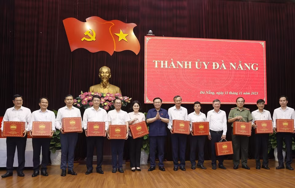 Chủ tịch Quốc hội Vương Đình Huệ tặng quà lưu niệm Ban Thường vụ Thành ủy Đà Nẵng. (Ảnh: Doãn Tấn/TTXVN)