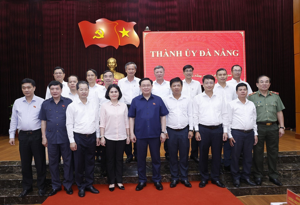 Chủ tịch Quốc hội Vương Đình Huệ với Ban Thường vụ Thành ủy Đà Nẵng. (Ảnh: Doãn Tấn/TTXVN)