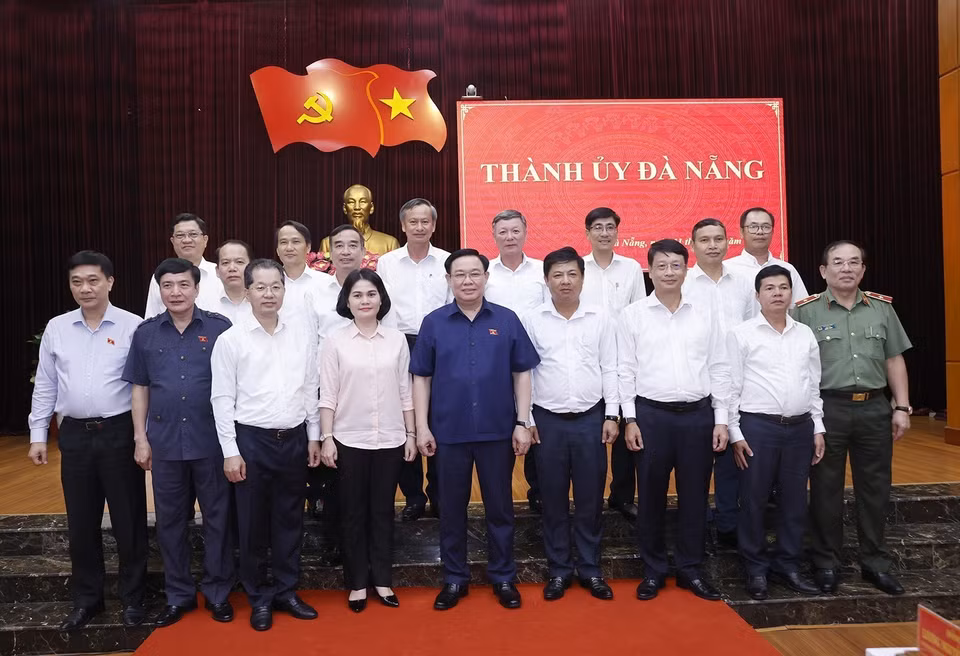 Chủ tịch Quốc hội Vương Đình Huệ với Ban Thường vụ Thành ủy Đà Nẵng. (Ảnh: Doãn Tấn/TTXVN)