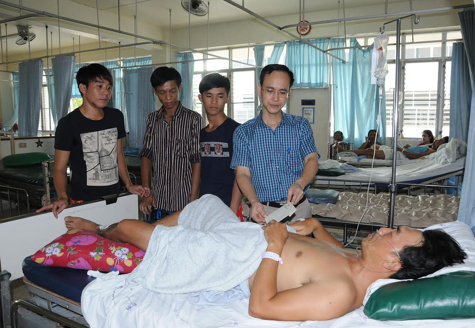 Bí thư thứ nhất Đại sứ quán Việt Nam tại Thái Lan Trần Mạnh Hùng thăm hỏi, tặng quà nạn nhân người Việt. (Ảnh: Sơn Nam-Quang Thuận/Vietnam+)