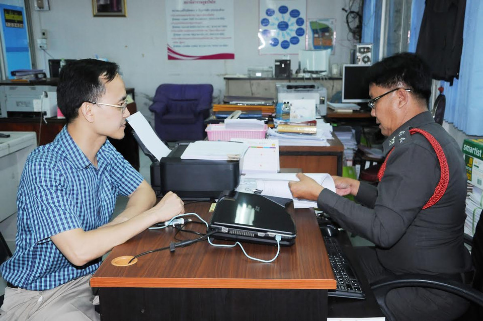 Bí thư thứ nhất Đại sứ quán Việt Nam tại Thái Lan Trần Mạnh Hùng làm việc với đại diện cảnh sát huyện Chaiyo, tỉnh AngThong về vụ tai nạn. (Ảnh: Sơn Nam-Quang Thuận/Vietnam+)