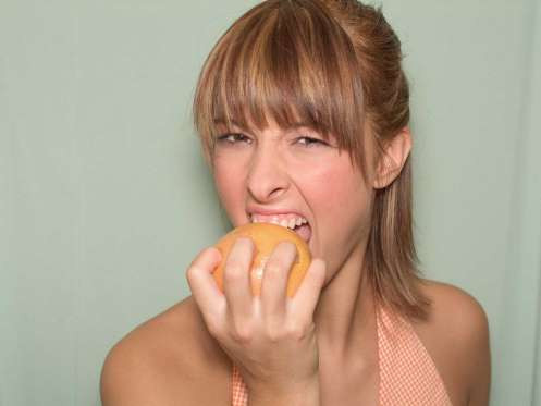 Chế độ ăn nhai: Nghe có vẻ khó tin nhưng khi bạn nhai 32 lần và nghiêng cổ để thức ăn đi xuống sẽ rất tốt cho cơ thể. (Nguồn: Corbis)