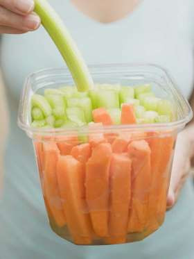 Thực phẩm chưa qua chế biến: Rau sống là món ăn hoàn hảo thay thế cho những gói khoai tây chiên giòn. (Nguồn: Corbis)