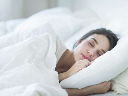 Ngủ: Ngủ đều đặn và trong giấc cũng giúp bạn giảm cân. (Nguồn: Getty)