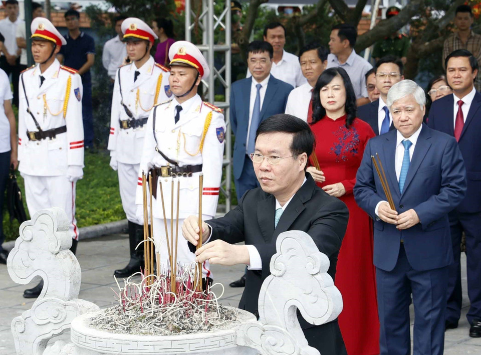 Thường trực Ban Bí thư Võ Văn Thưởng dâng hương tại Khu di tích lưu niệm Tổng Bí thư Nguyễn Văn Cừ, phường Phù Khê, thành phố Từ Sơn, tỉnh Bắc Ninh. (Ảnh: Thống Nhất/TTXVN)